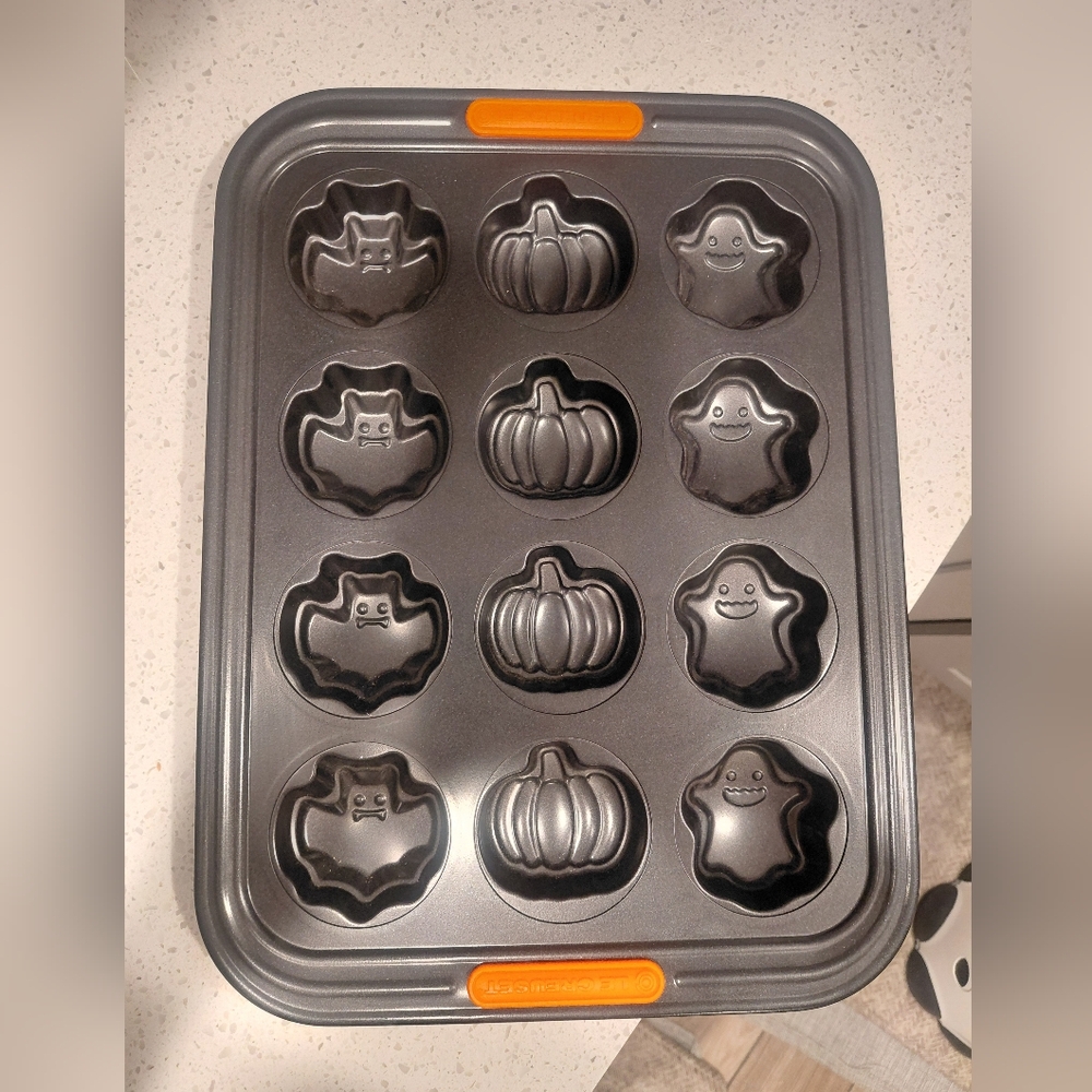 Le Creuset Black Halloween Bakeware Tray